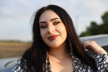 Kendine Güvenen Kadın: Güç ve Başarı Portresi