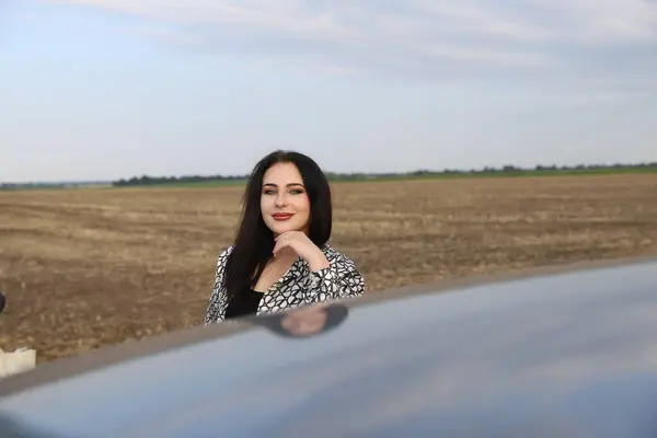 Kendine Güvenen Kadın: Güç ve Başarı Portresi