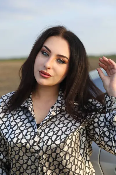 Kendine Güvenen Kadın: Güç ve Başarı Portresi