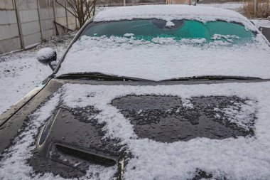 karla kaplı arabanın ön camı