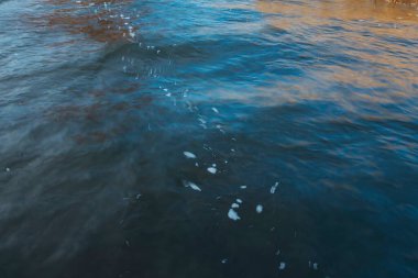 Yüzeyde köpüklü su Akşam Işığını Yansıtır