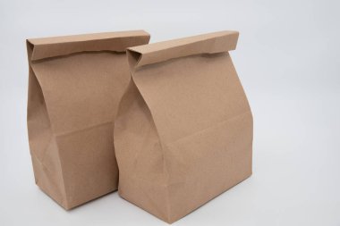 Beyaz Arkaplanda İki Kapalı Kağıtlı Kağıt Torba Çevre dostu Paketleme