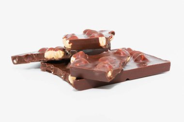 Beyaz arka planda fındıklı çikolata.