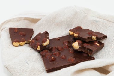 Keten masa örtüsünde fındıklı çikolata.