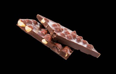 Siyah arka planda fındıklı çikolata.