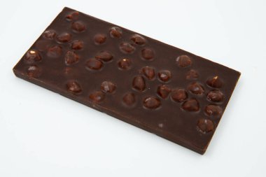 Beyaz arka planda fındıklı çikolata.