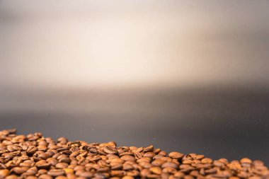 Koyu Arkaplan Aromatik ve Zengin Kahve desenli Kavrulmuş Kahve Fasulyeleri