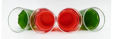  Kırmızı ve Yeşil Jöleli Tatlı, Beyaz Arkaplanda İzole Edilmiş