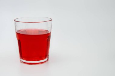 Kırmızı jöleli tatlı, beyaz arka planda izole edilmiş.