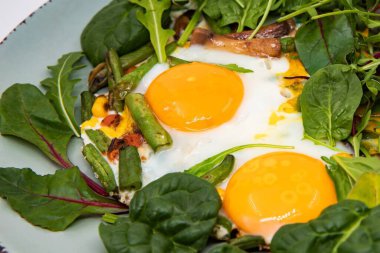 Taze sebze ve sebzeli sahanda yumurta ve sağlıklı kahvaltı tabağı.