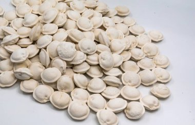 Beyaz arka planda donmuş ev yapımı hamur tatlısı, yemek pişirmek için geleneksel pelmeni