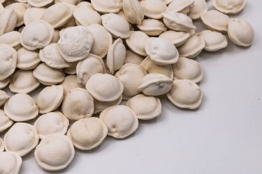 Beyaz arka planda donmuş ev yapımı hamur tatlısı, yemek pişirmek için geleneksel pelmeni