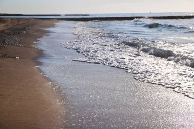 Deniz kıyısında güneş ışığı altında el sallamak, yaz tatili.