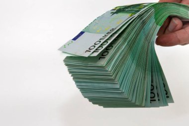 El, gri renkte izole edilmiş 10 rublelik banknotları tutuyor.