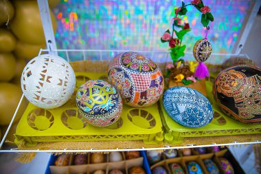 30 Mart 2025 'te Ukrayna' nın Ternopil kentinde düzenlenen geleneksel bir Pysanka etkinliğinde el yapımı balmumu yumurtalar sergilendi.