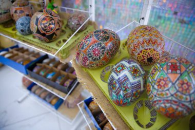 30 Mart 2025 'te Ukrayna' nın Ternopil kentinde düzenlenen geleneksel bir Pysanka etkinliğinde el yapımı balmumu yumurtalar sergilendi.