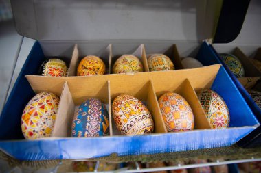 30 Mart 2025 'te Ukrayna' nın Ternopil kentinde düzenlenen geleneksel bir Pysanka etkinliğinde el yapımı balmumu yumurtalar sergilendi.