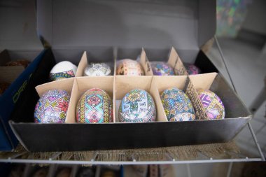 30 Mart 2025 'te Ukrayna' nın Ternopil kentinde düzenlenen geleneksel bir Pysanka etkinliğinde el yapımı balmumu yumurtalar sergilendi.