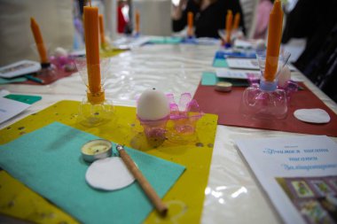 Paskalya yumurtası dekorasyonu için 30 Mart 2025 'te Ternopil, Ukrayna' da geleneksel Pysanka atölyesi