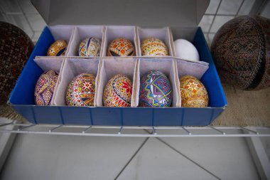 30 Mart 2025 'te Ukrayna' nın Ternopil kentinde düzenlenen geleneksel bir Pysanka etkinliğinde el yapımı balmumu yumurtalar sergilendi.