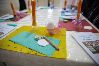 Paskalya yumurtası dekorasyonu için 30 Mart 2025 'te Ternopil, Ukrayna' da geleneksel Pysanka atölyesi