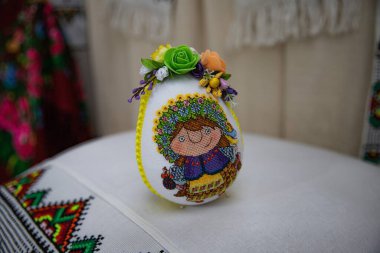 Çiçek desenli nakışlı Paskalya yumurtası 30 Mart 2025 'te Ukrayna' nın Ternopil kentindeki geleneksel bir sergide sergilendi.