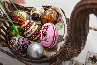 Çiçek desenli nakışlı Paskalya yumurtası 30 Mart 2025 'te Ukrayna' nın Ternopil kentindeki geleneksel bir sergide sergilendi.