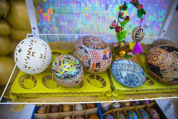 30 Mart 2025 'te Ukrayna' nın Ternopil kentinde düzenlenen geleneksel bir Pysanka etkinliğinde el yapımı balmumu yumurtalar sergilendi.