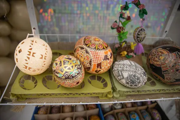 30 Mart 2025 'te Ukrayna' nın Ternopil kentinde düzenlenen geleneksel bir Pysanka etkinliğinde el yapımı balmumu yumurtalar sergilendi.