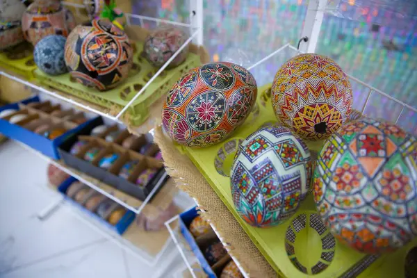 30 Mart 2025 'te Ukrayna' nın Ternopil kentinde düzenlenen geleneksel bir Pysanka etkinliğinde el yapımı balmumu yumurtalar sergilendi.