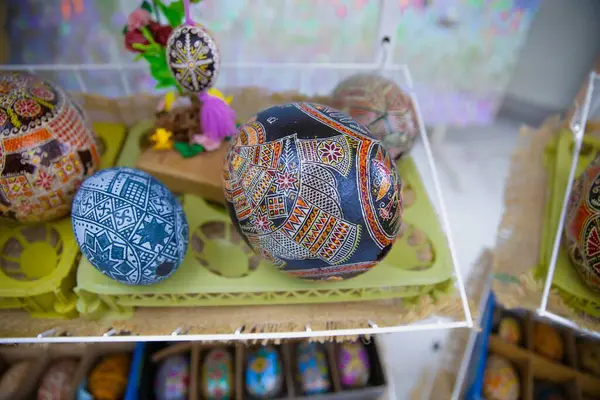 30 Mart 2025 'te Ukrayna' nın Ternopil kentinde düzenlenen geleneksel bir Pysanka etkinliğinde el yapımı balmumu yumurtalar sergilendi.