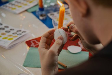 Ternopil 'deki geleneksel Ukrayna Pysanka Atölyesi, 30 Mart 2025 Paskalya Yumurta Dekorasyonu Balmumu ve Mumla