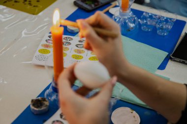 Ternopil 'deki geleneksel Ukrayna Pysanka Atölyesi, 30 Mart 2025 Paskalya Yumurta Dekorasyonu Balmumu ve Mumla