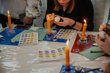 Ternopil 'deki geleneksel Ukrayna Pysanka Atölyesi, 30 Mart 2025 Paskalya Yumurta Dekorasyonu Balmumu ve Mumla