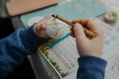 Ternopil 'deki geleneksel Ukrayna Pysanka Atölyesi, 30 Mart 2025 Paskalya Yumurta Dekorasyonu Balmumu ve Mumla