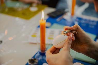 Ternopil 'deki geleneksel Ukrayna Pysanka Atölyesi, 30 Mart 2025 Paskalya Yumurta Dekorasyonu Balmumu ve Mumla