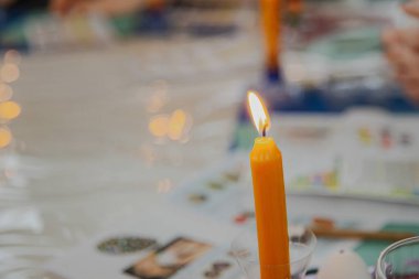 Ternopil 'deki geleneksel Ukrayna Pysanka Atölyesi, 30 Mart 2025 Paskalya Yumurta Dekorasyonu Balmumu ve Mumla