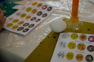 Ternopil 'deki geleneksel Ukrayna Pysanka Atölyesi, 30 Mart 2025 Paskalya Yumurta Dekorasyonu Balmumu ve Mumla