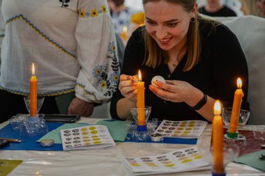Ternopil 'deki geleneksel Ukrayna Pysanka Atölyesi, 30 Mart 2025 Paskalya Yumurta Dekorasyonu Balmumu ve Mumla