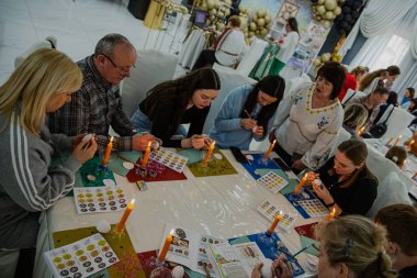 Ternopil 'deki geleneksel Ukrayna Pysanka Atölyesi, 30 Mart 2025 Paskalya Yumurta Dekorasyonu Balmumu ve Mumla