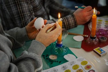 Ternopil 'deki geleneksel Ukrayna Pysanka Atölyesi, 30 Mart 2025 Paskalya Yumurta Dekorasyonu Balmumu ve Mumla
