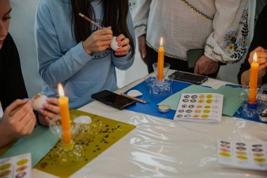Ternopil 'deki geleneksel Ukrayna Pysanka Atölyesi, 30 Mart 2025 Paskalya Yumurta Dekorasyonu Balmumu ve Mumla