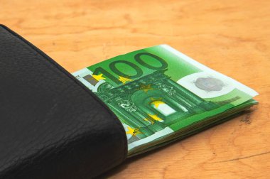 Tahta Yüzey Para, Zenginlik ve Maliye kavramının Deri Cüzdanında 100 Euro