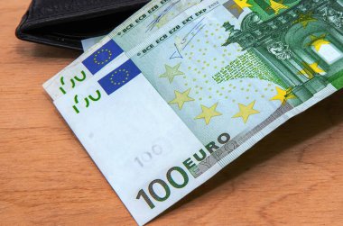 Tahta Yüzey Para, Zenginlik ve Maliye kavramının Deri Cüzdanında 100 Euro