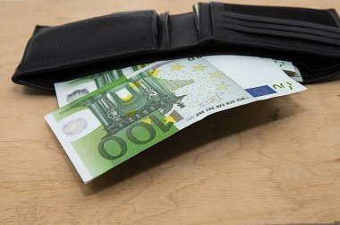 Tahta Yüzey Para, Zenginlik ve Maliye kavramının Deri Cüzdanında 100 Euro