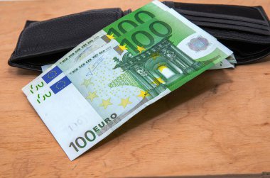 Tahta Yüzey Para, Zenginlik ve Maliye kavramının Deri Cüzdanında 100 Euro