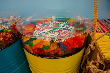 Renkli meyan kökü şekeri markette sergileniyor.