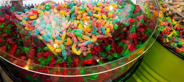 Renkli meyan kökü şekeri markette sergileniyor.