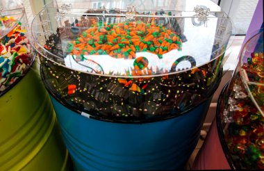 Renkli meyan kökü şekeri markette sergileniyor.