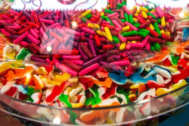 Renkli meyan kökü şekeri markette sergileniyor.